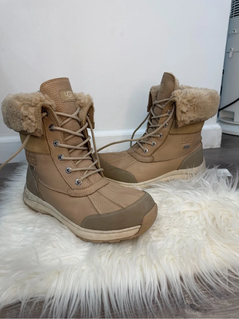 UGG women Tan Lace-Up Shearling Collar Winter Boots